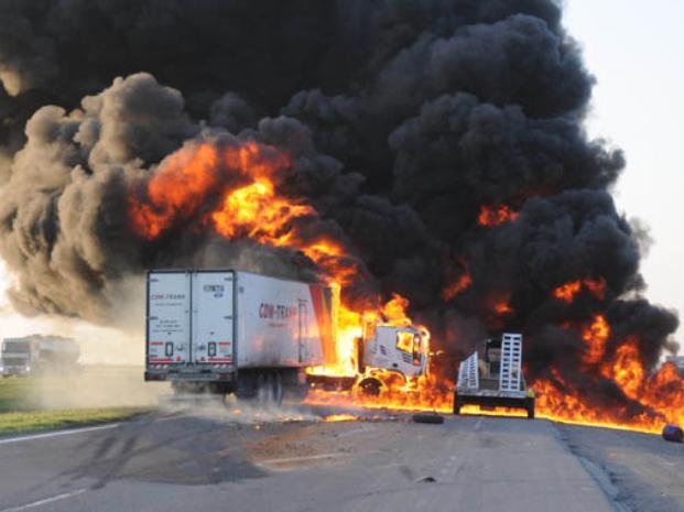 Fuego en la ruta. El incendio produjo una llama de enormes dimensiones y una columna de humo que se 