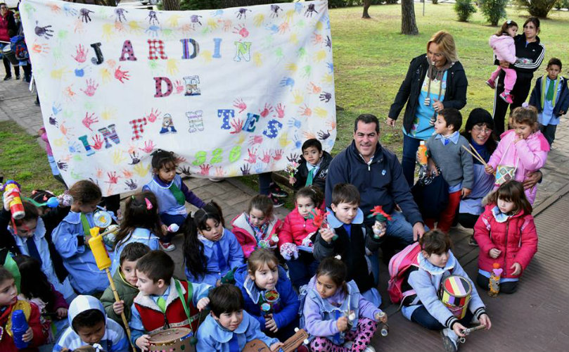 Martín con los niños del jardín 