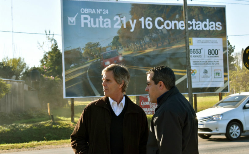Pablo Seghezzo, acompañado por el presidente comunal Martín Gherardi