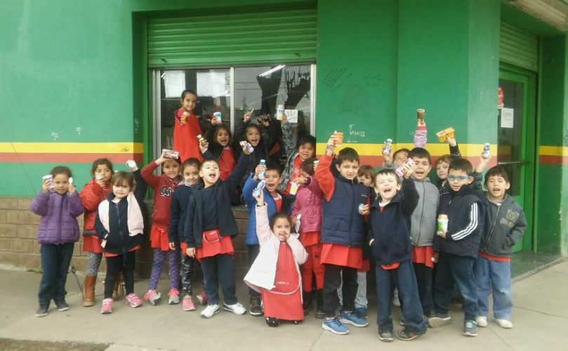 La seño de sala violeta junto a sus alumnos 