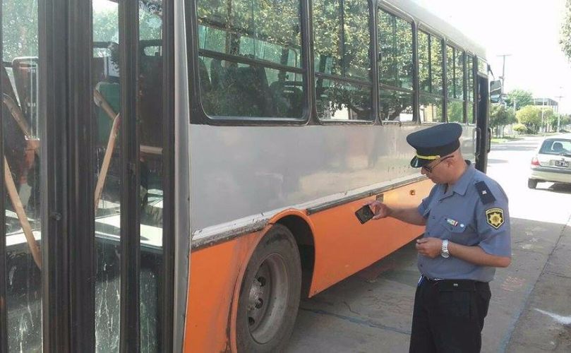 Inspector comunal revisando el colectivo