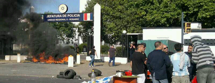 Los uniformados iniciaron una protesta en demanda salarial.