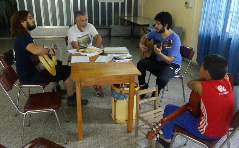 Las clases de dictan en el salón del centro de jubilados 