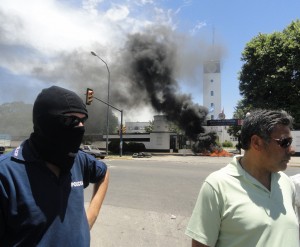 Policías encapuchados frente a Jefatura de Rosario