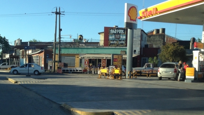 El joven malviviente asaltó dos veces a la estación de servicio Shell de Villa Gdor Gálvez.