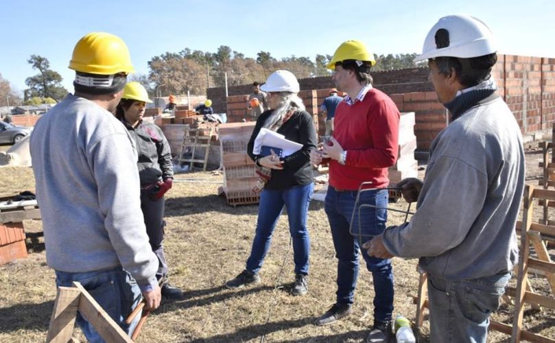 Esteban Ferri  supervisando la obra 