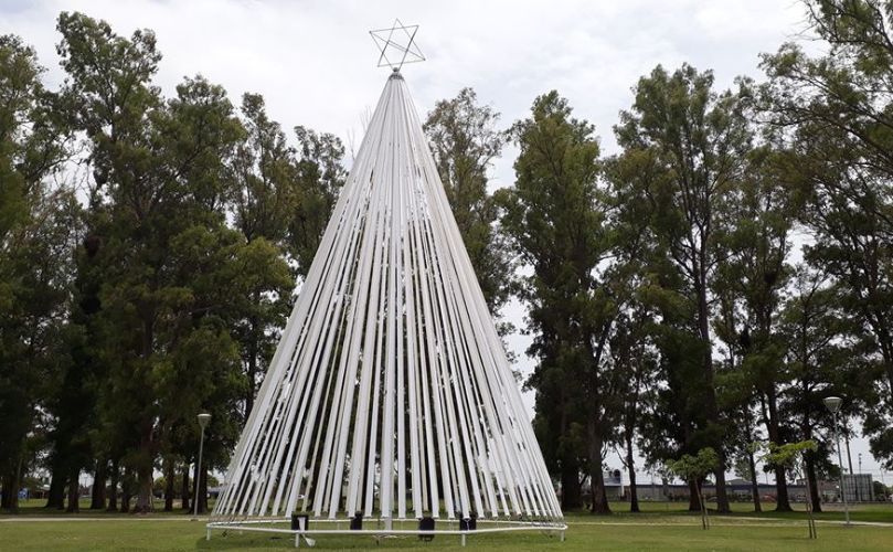 El árbol de navidad se erige en el corazón del parque 