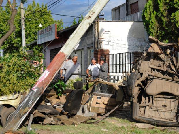 La imagen es elocuente, el viejo renault 11 quedo partido al medio