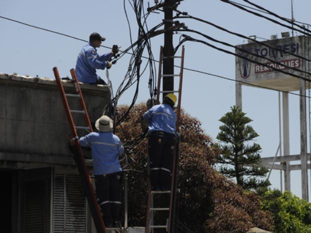 Las cuadrillas de la EPE trabajan para reponer la energía pero los cortes siguen. 