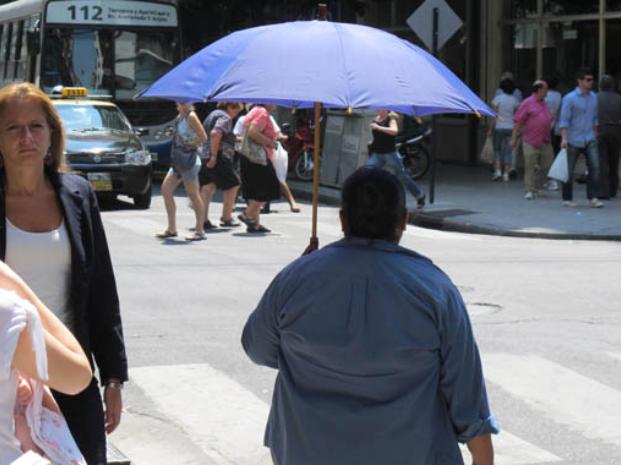 Para mañana se estima una temperatura mínima de 24º y una máxima de 37º, con vientos leves del secto