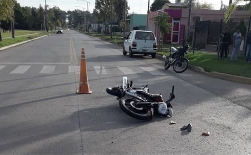 Entre una moto y un auto