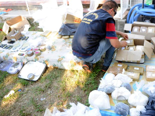 De todo un poco. Armas, cocaína, pasta base, paco, dinero, balanzas y municiones fueron halladas en 