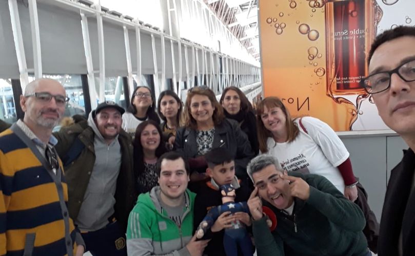 Aaron, su familia y la comitiva acompañante