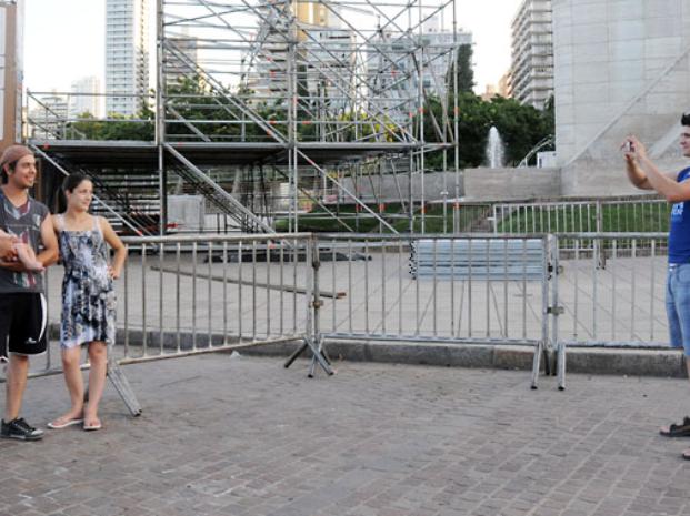 Para el recuerdo. Una familia se fotografiaba ayer con la plataforma de largada del rally de fondo.