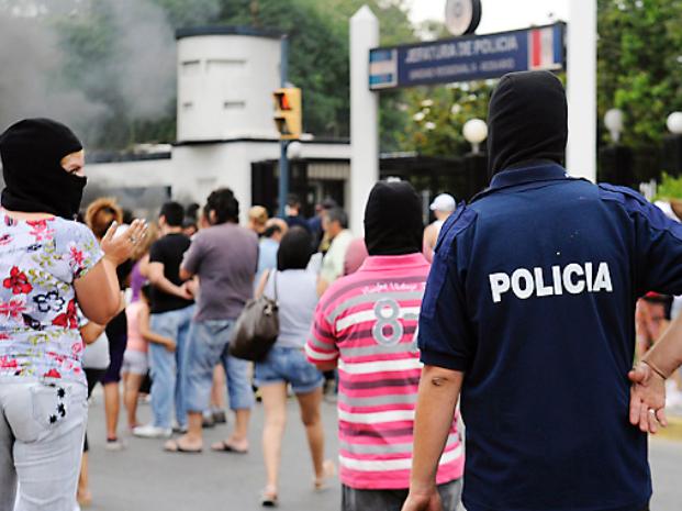 Postal repudiable. Uniformados con capuchas durante la protesta.