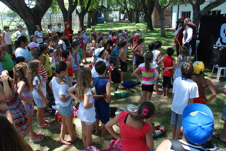 Regalo de reyes para los chicos de la colonia municipal