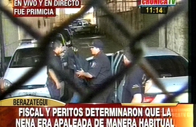 El momento en que el padrastro está siendo llevado a declarar (Captura TV).