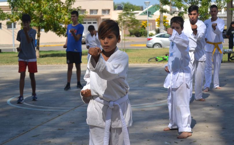 Practica de taekwondo en el parque central 