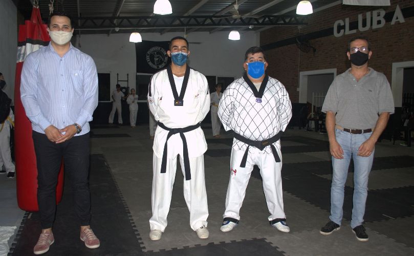 Los profes de Taekwondo junto a  Bosco y a Gómez