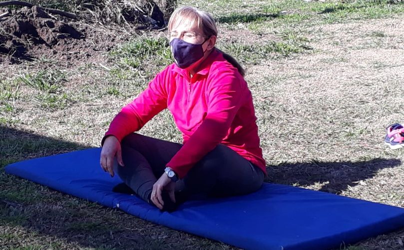La profesora de Yoga, Roxana Renzi, respirando al aire libre