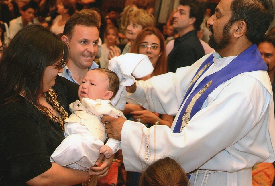 Matko junto a su padrino Leandro Ito Galigani y la madrina Vanesa Brancatti Carlini