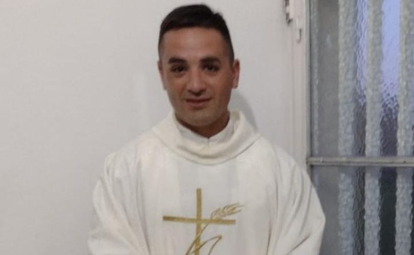 El padre Javier Perelló, oficiando la misa