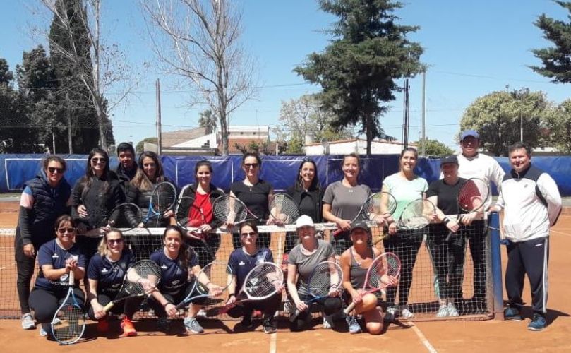Los profes de Tenis junto a las damas participantes